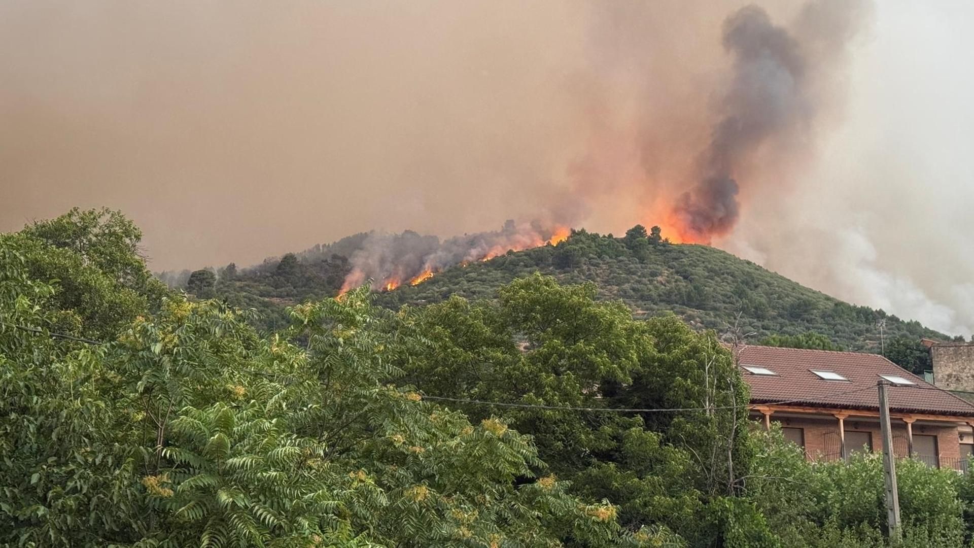 El incendio en Ávila, bajo un perímetro de seguridad: la población de Mombeltrán, desconfinada
