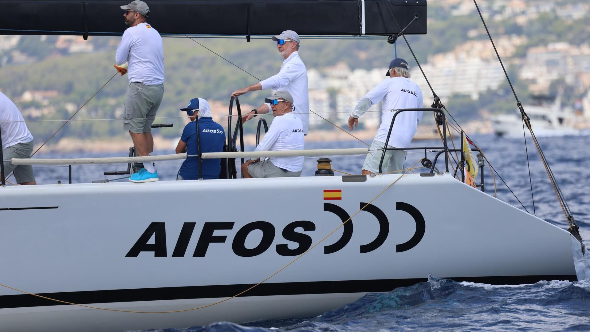 El rey Felipe navegando en el Aifos