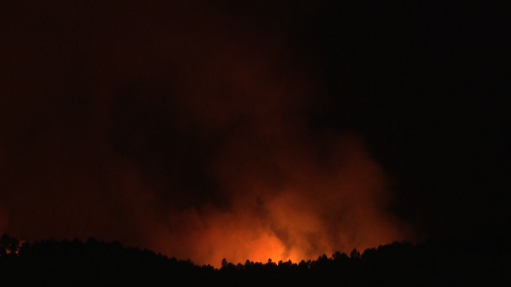 El viento aviva los incendios en Ávila, Cáceres y Pontevedra: el fuego de Mombeltrán amenaza a Arenas de San Pedro