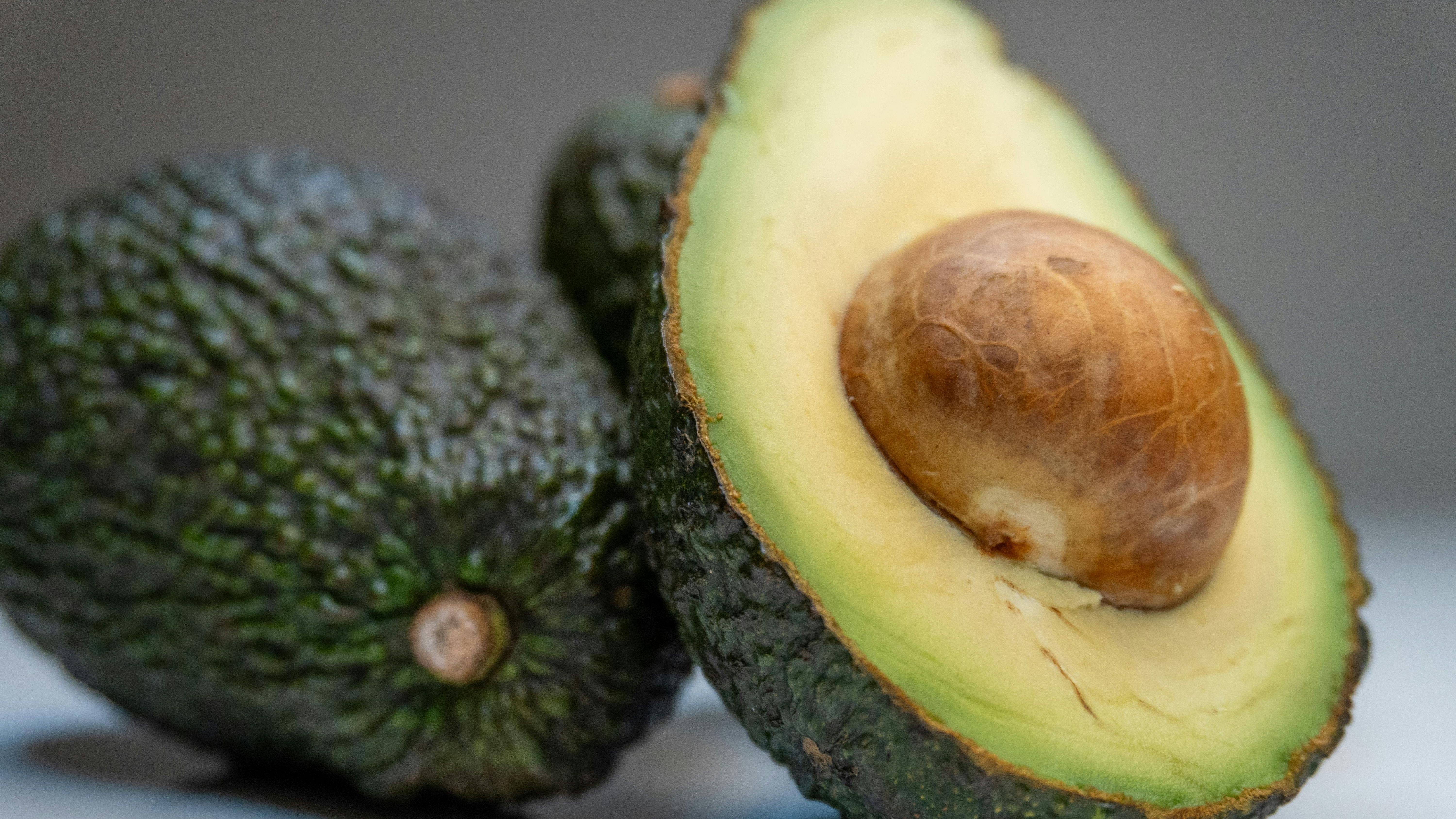 Ensalada caprese de pollo y aguacate. FUENTE: Pexels