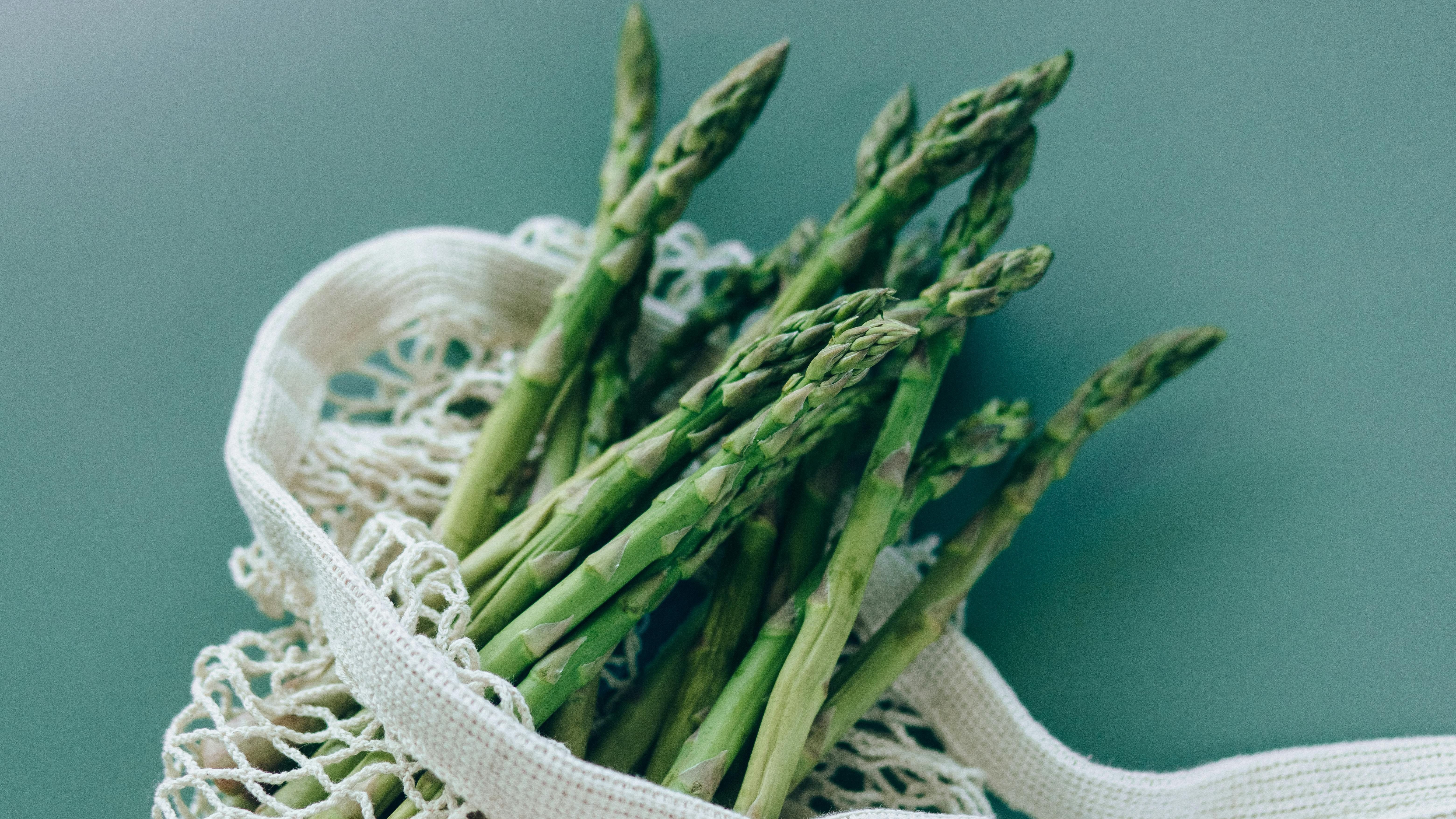 Ensalada de espárragos y jamón. FUENTE: Pexels