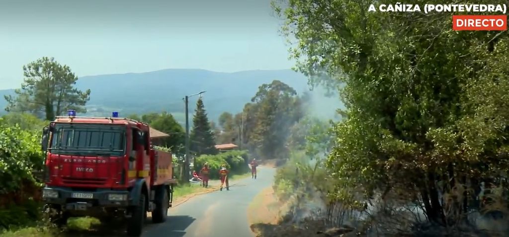 El incendio en A Cañiza está "estabilizado" aunque mantienen bajo supervisión de la zona por el temor a los fuertes vientos
