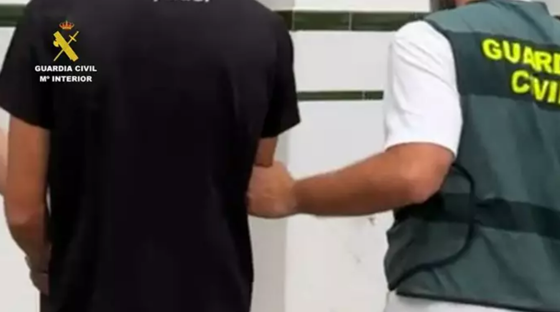 Hombre detenido por robar a una mujer