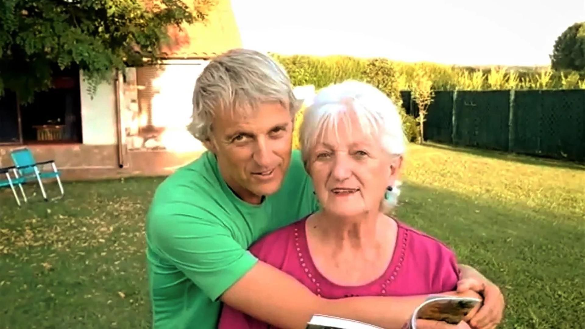 Jesús Calleja con su madre en el jardín de su casa