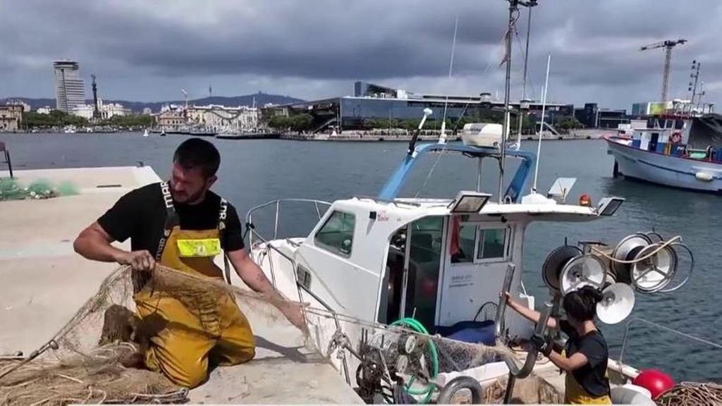 La marinera más joven de Cataluña: a los 24 años dejó su trabajo de camarera para volver a faenar con su padre