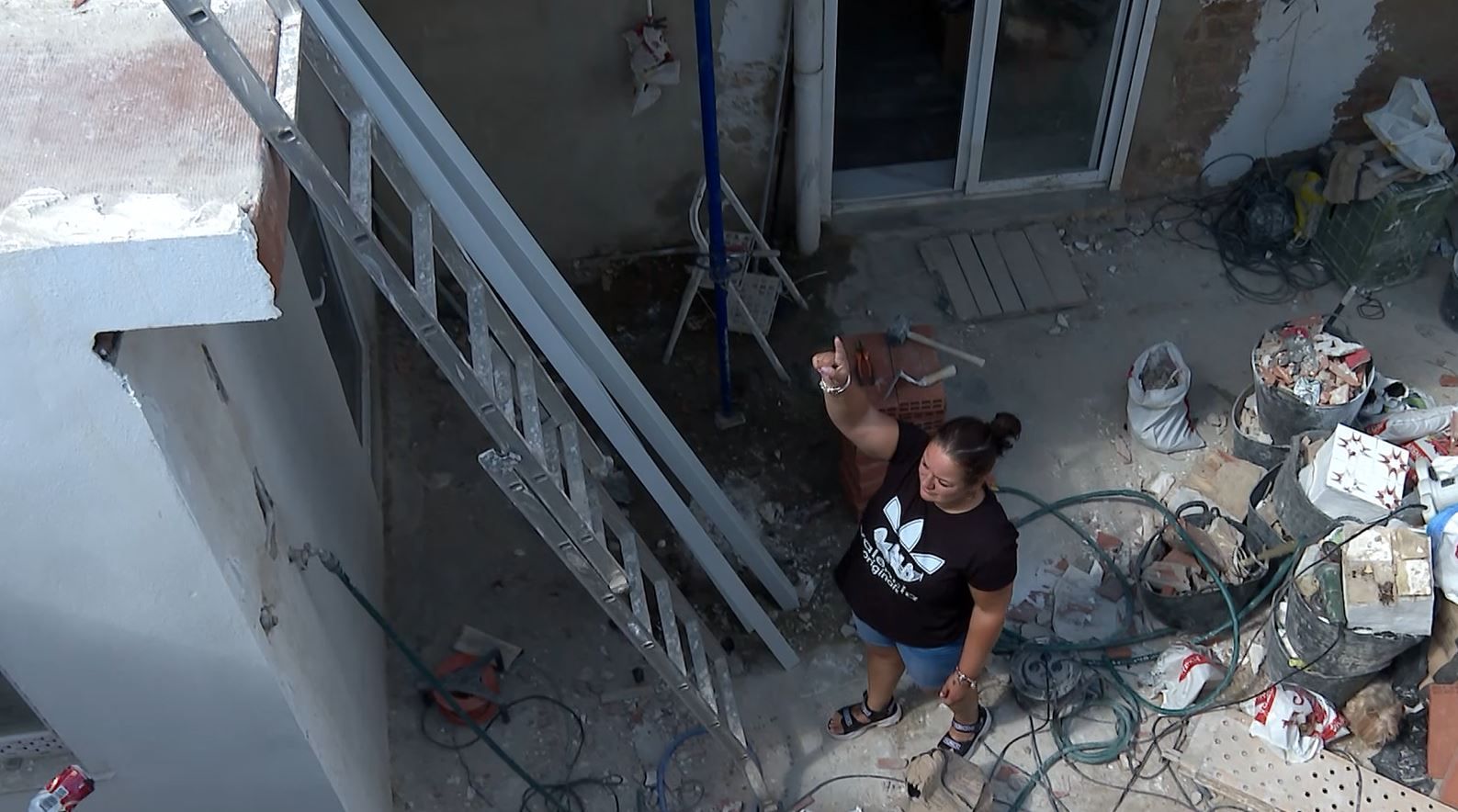 Mónica se puso a salvo al escapar del agua con una escalera a una zona seca