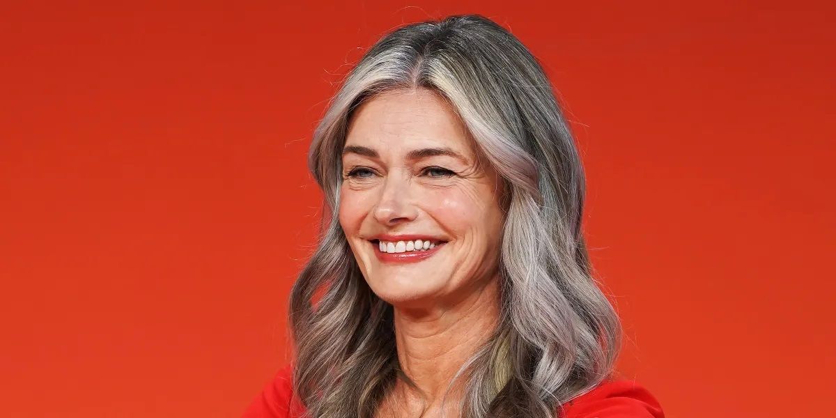 Paulina Porizkova en una alfombra roja reciente