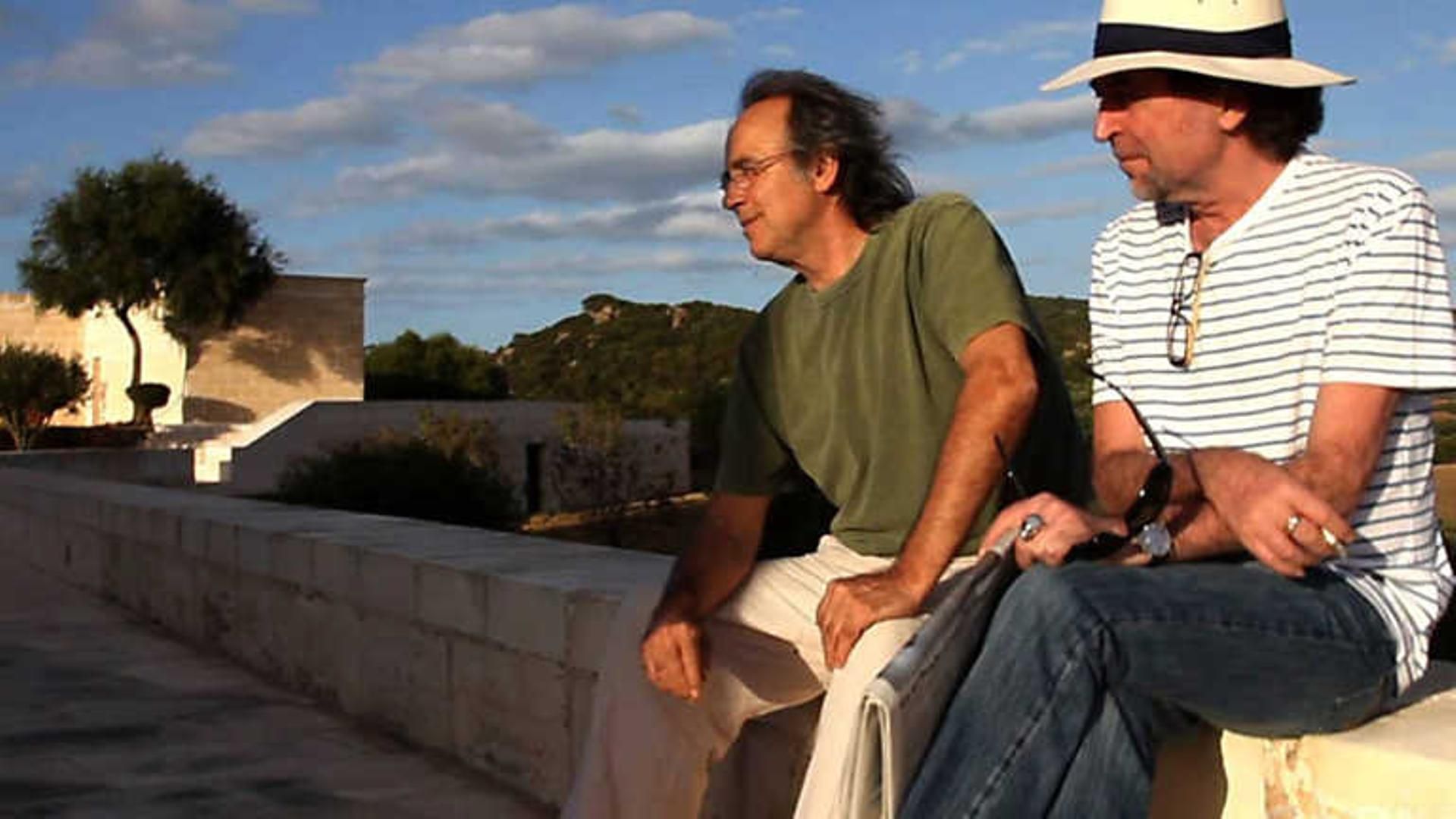 Serrat y Sabina, en la terraza de la casa de Mahón del primero