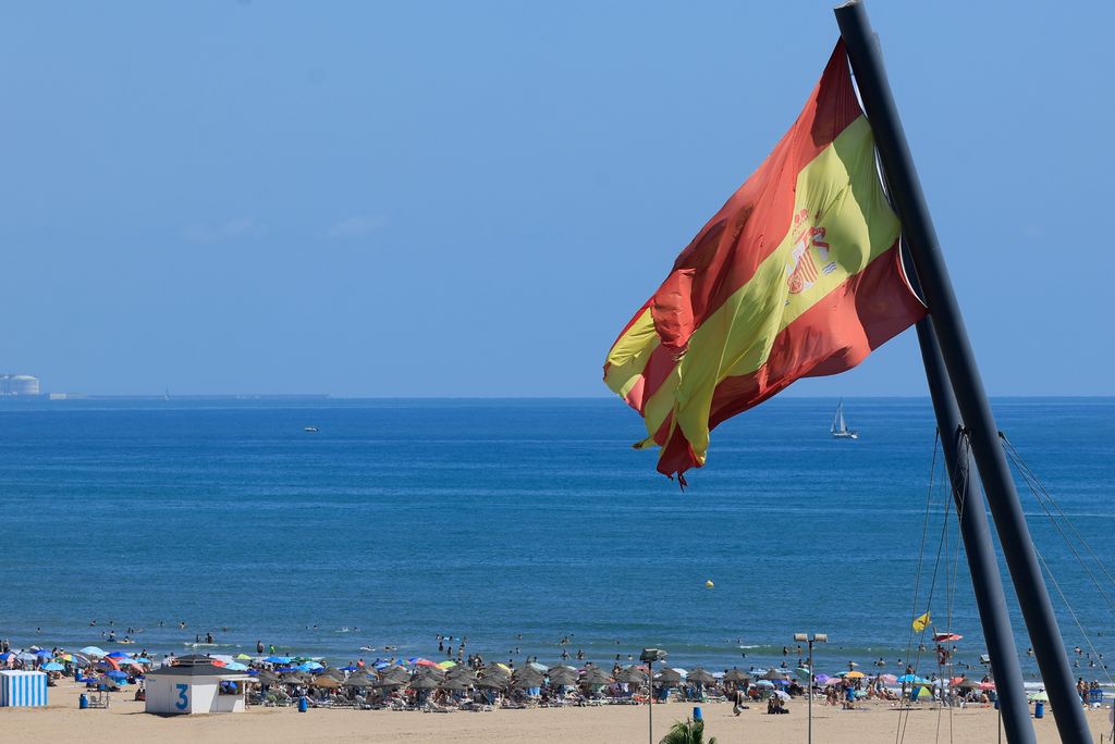 Diez provincias estarán este jueves en alerta por altas temperaturas, viento fuerte y oleaje