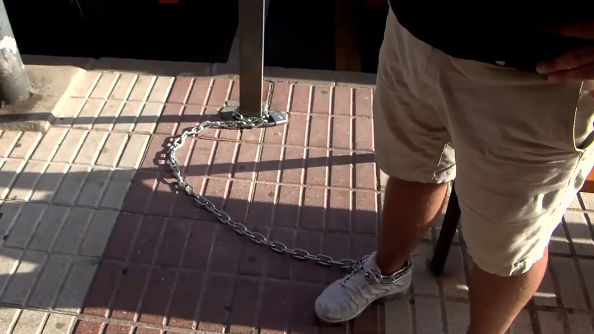 Un padre se encadena y hace huelga de hambre para recuperar a sus hijos