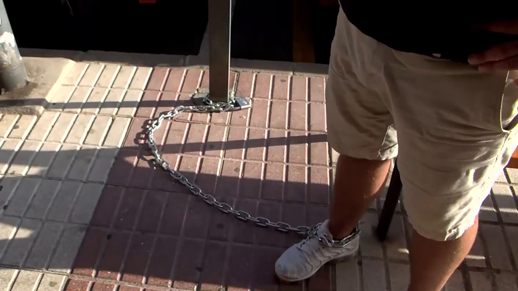 Un padre se encadena y hace huelga de hambre para recuperar a sus hijos