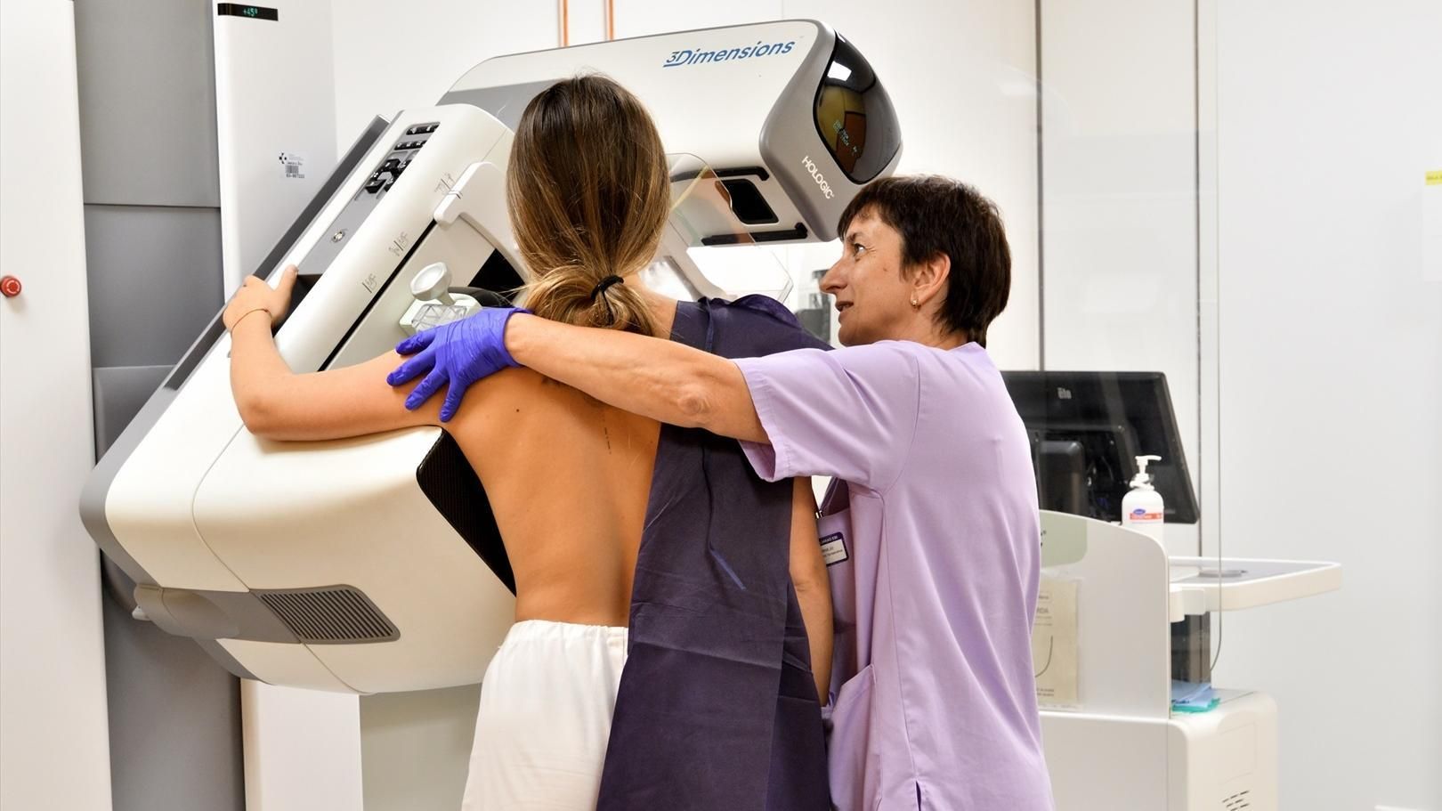 Una mujer se realiza una mamografía Una mujer se realiza una mamografía