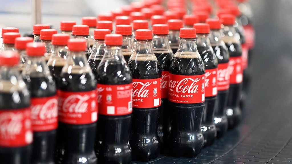 Archivo - FILED - 04 August 2023, Baden-Wuerttemberg, Mannheim: Filled 0.5-liter disposable Coca-Cola bottles are transported via a conveyor belt at the Mannheim production site of Coca-Cola Europacific Partners - CCEP Deutschland GmbH. Photo: Uli Deck/dp