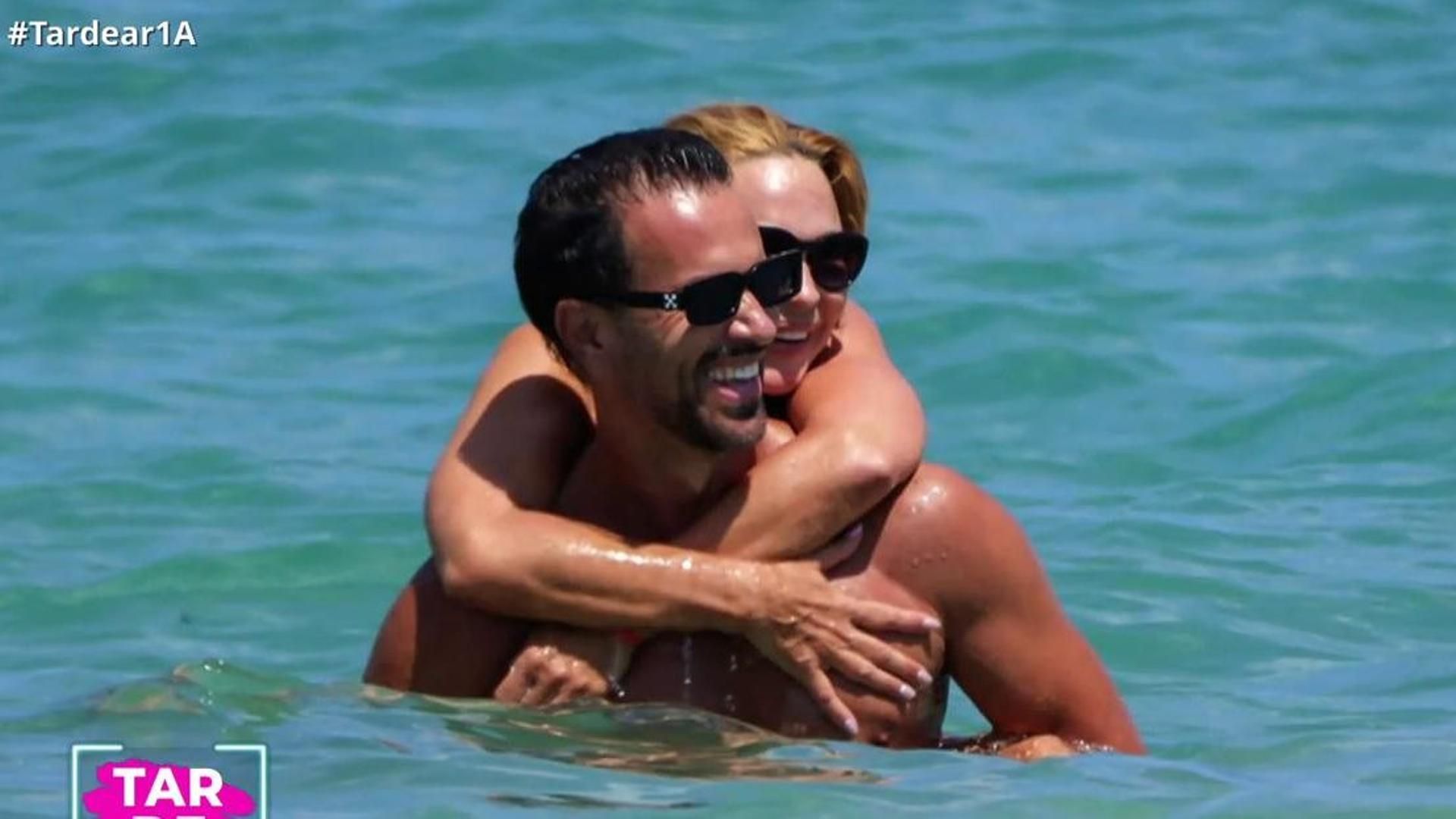 Exclusiva | Marlene Mourreau y Roberto Liaño, la pareja del verano: Las íntimas imágenes en Ibiza que confirman su noviazgo