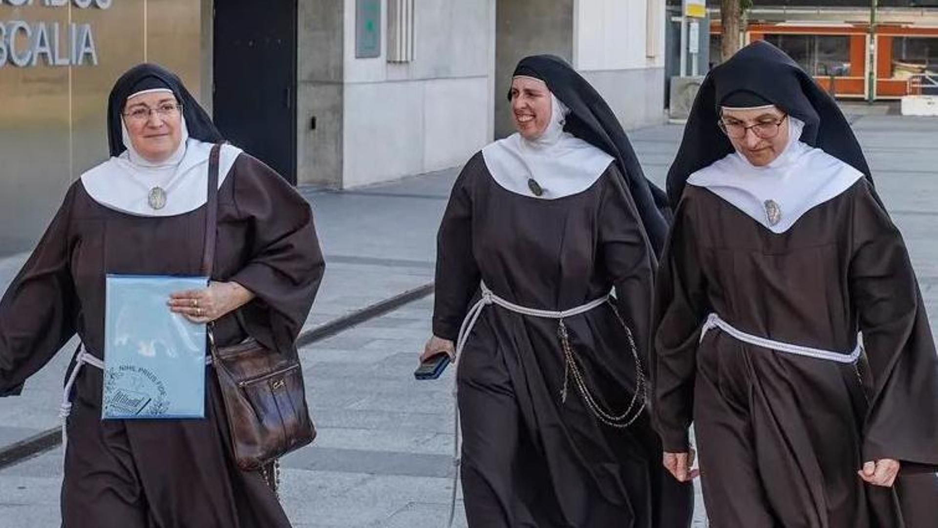Aplazado el juicio por desahucio contra las exmonjas de Belorado al no poder notificar su vista a todas las implicadas Aplazado el juicio por desahucio contra las exmonjas de Belorado al no poder notificar su vista a todas las implicadas