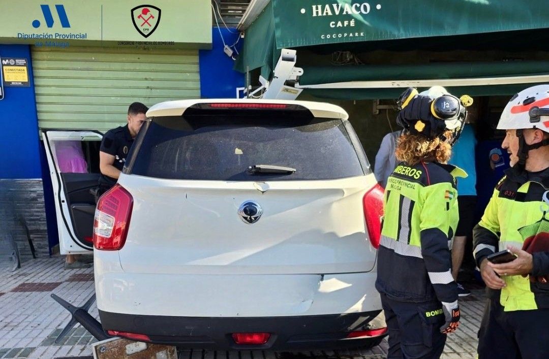 Coche estrellado en la terraza de una cafetería en Rincón de la Victoria, Málaga