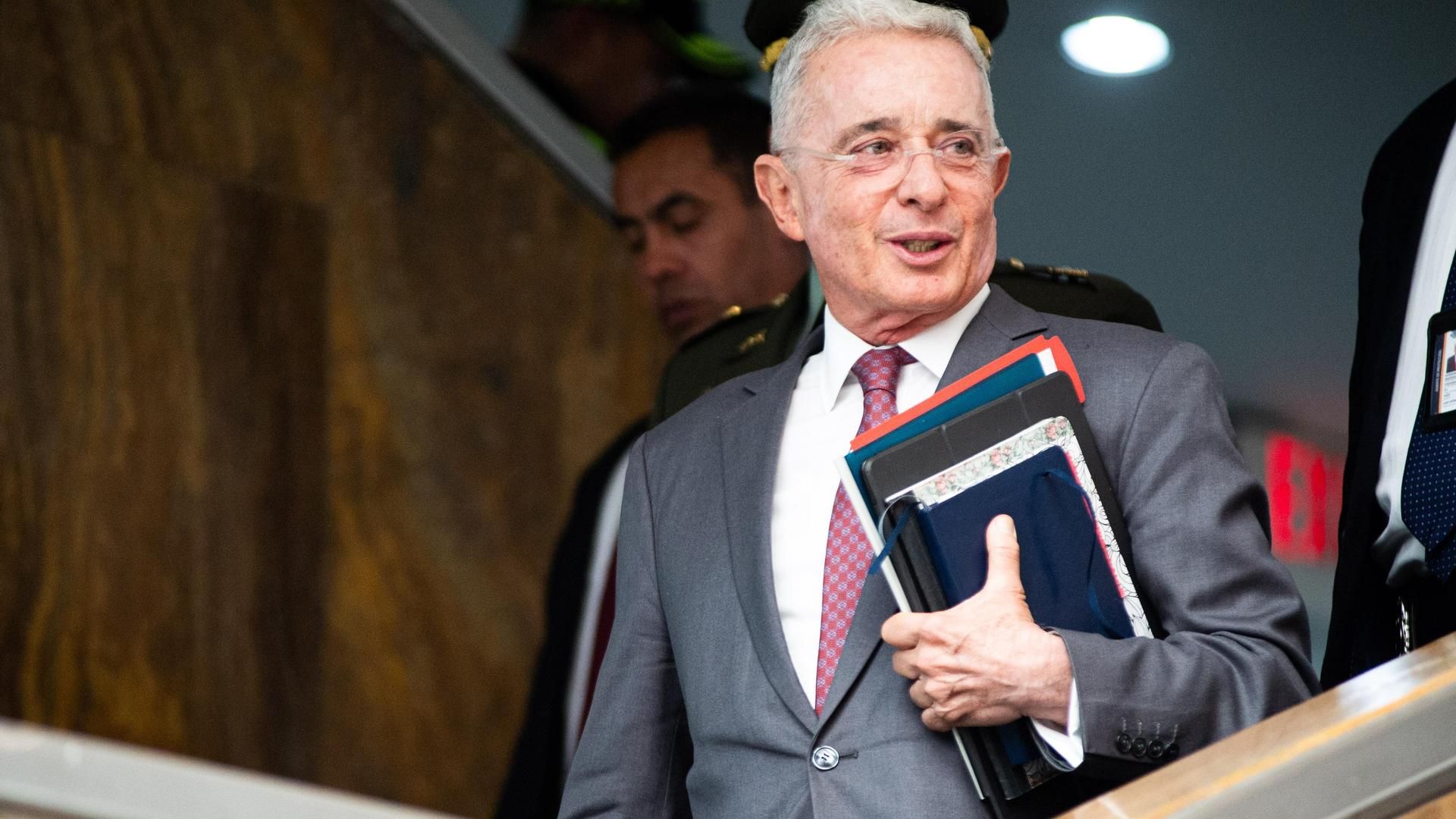 El expresidente de Colombia Álvaro Uribe es condenado a 12 años de prisión domiciliaria