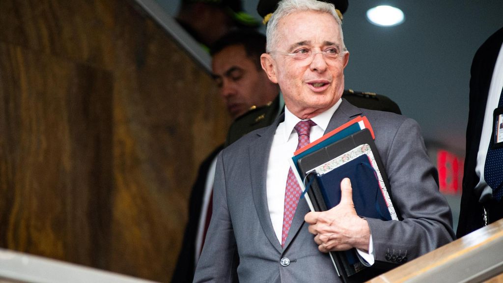 El expresidente de Colombia Álvaro Uribe es condenado a 12 años de prisión domiciliaria