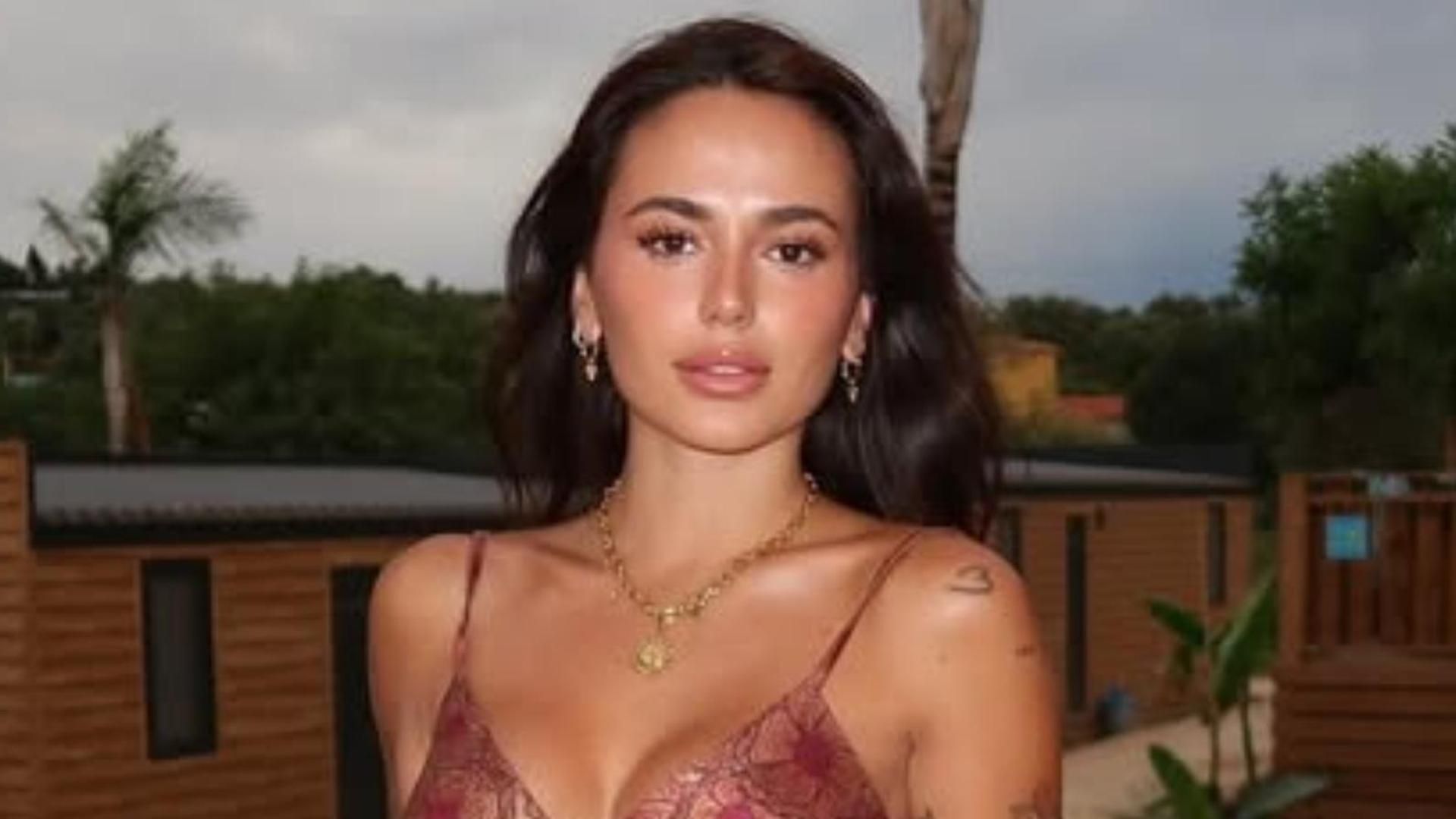 Gal·la Mora aparece posando