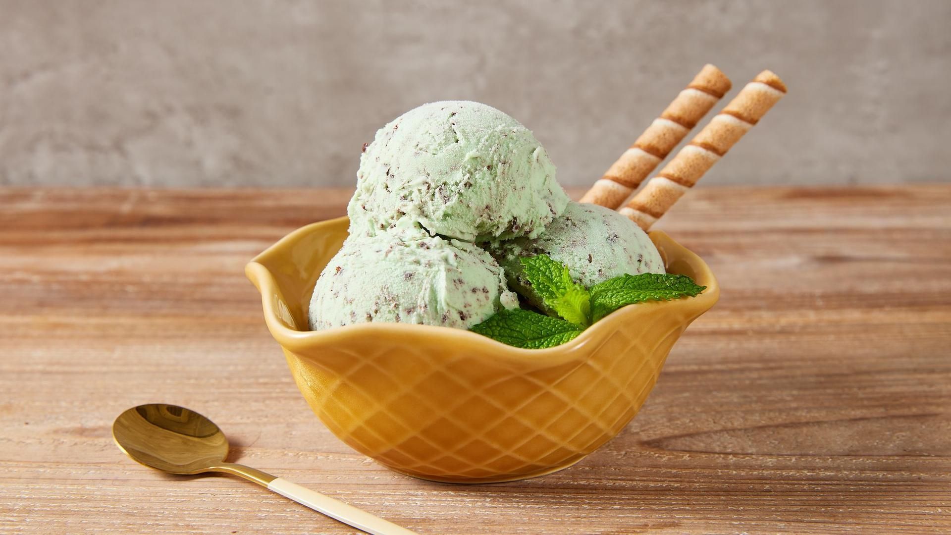 Helado de menta y chocolate