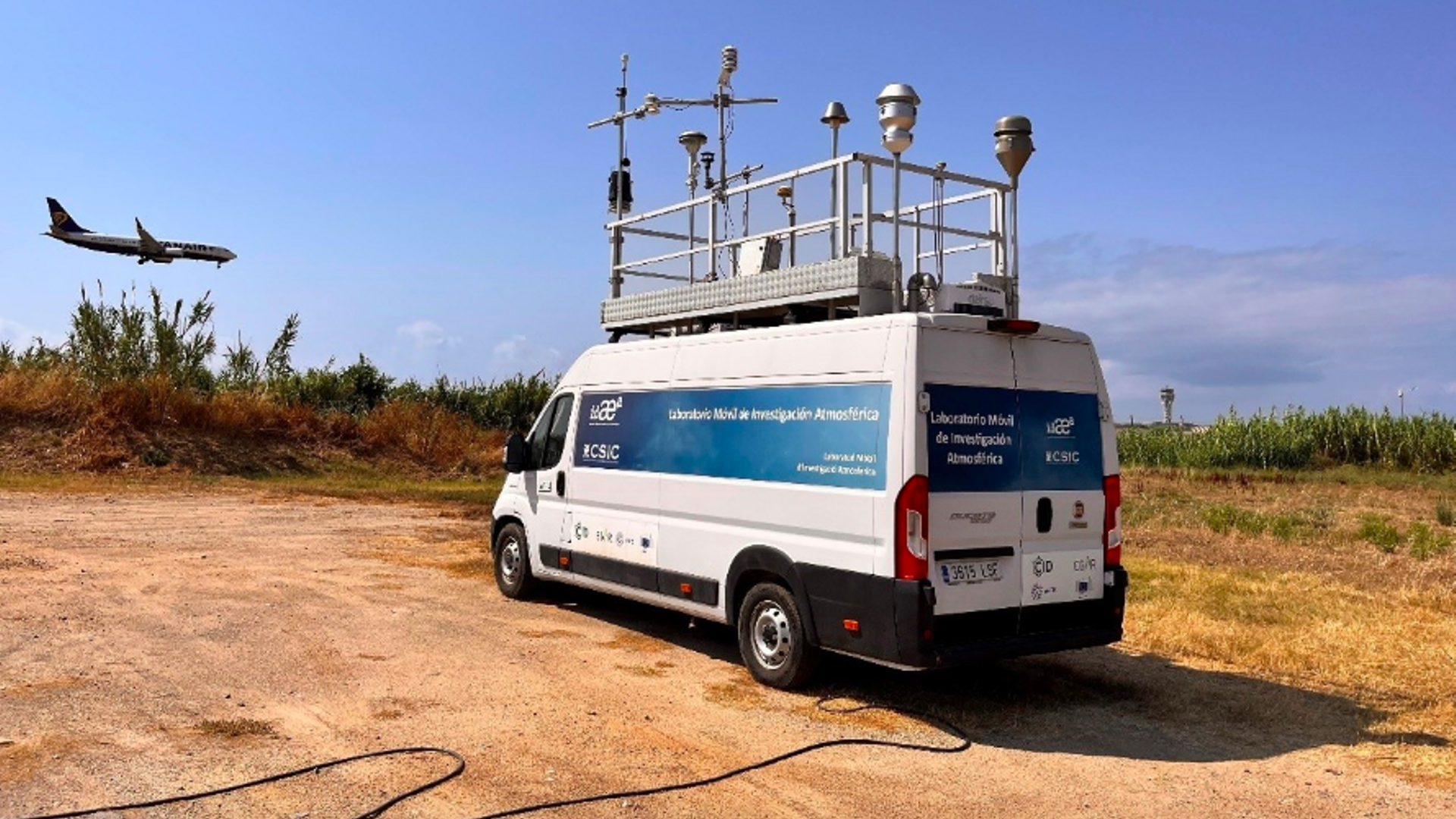 La unidad móvil del IDAEA medirá las partículas ultrafinas provenientes del aeropuerto. | Andrés Alastuey