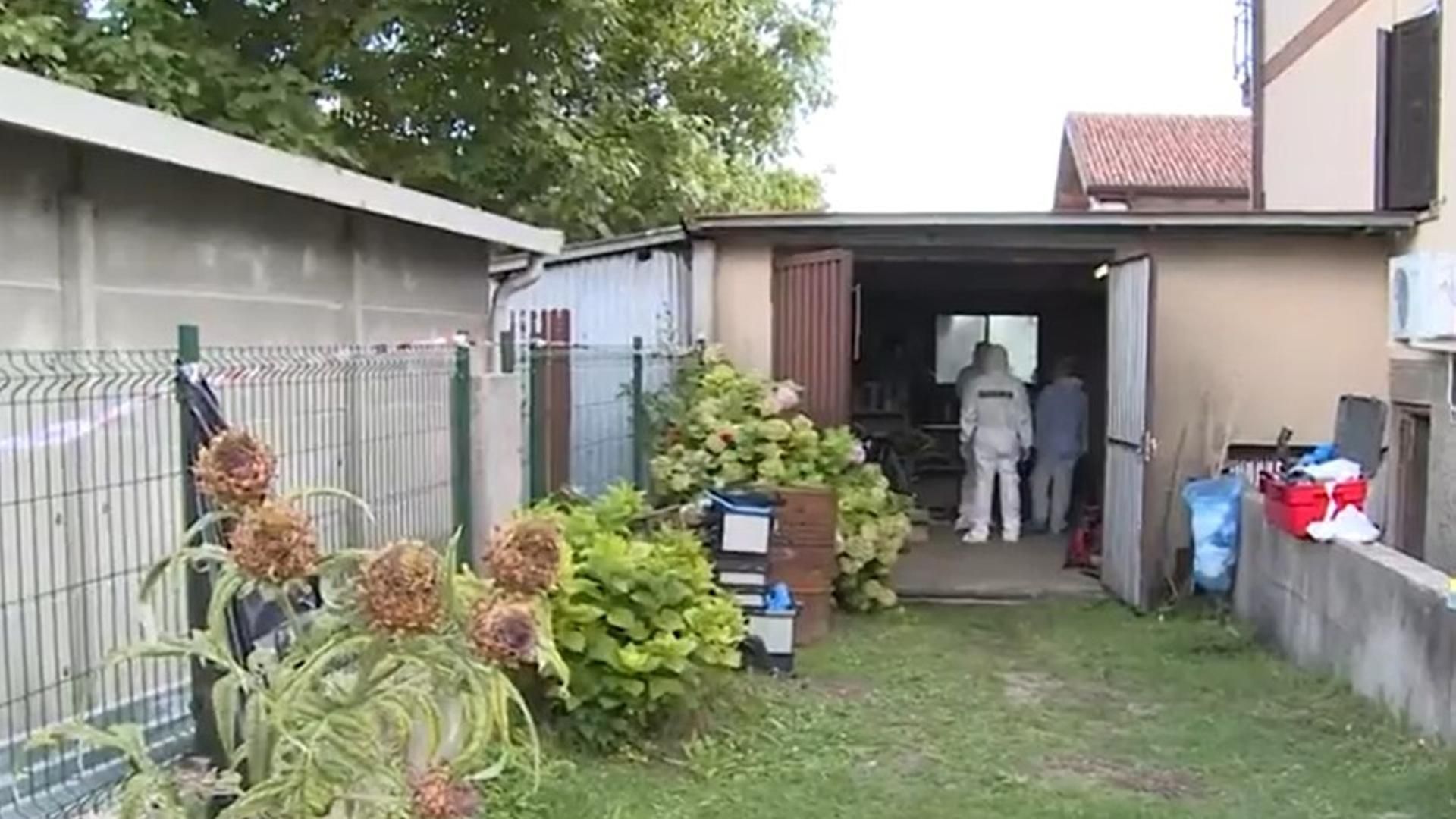 Los investigadores registran el garaje de la casa donde fue encontrado el bidón con los restos del fallecido. Los investigadores registran el garaje de la casa donde fue encontrado el bidón con los restos del fallecido.