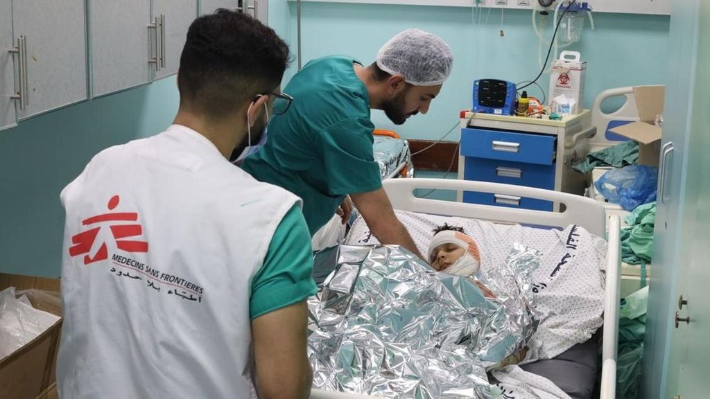 Personal de MSF atiende a un herido en la Franja de Gaza