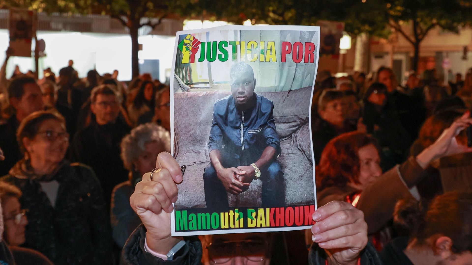 Protesta en Sevilla por la muerte de Mamouth Bakhoum, vendedor ambulante