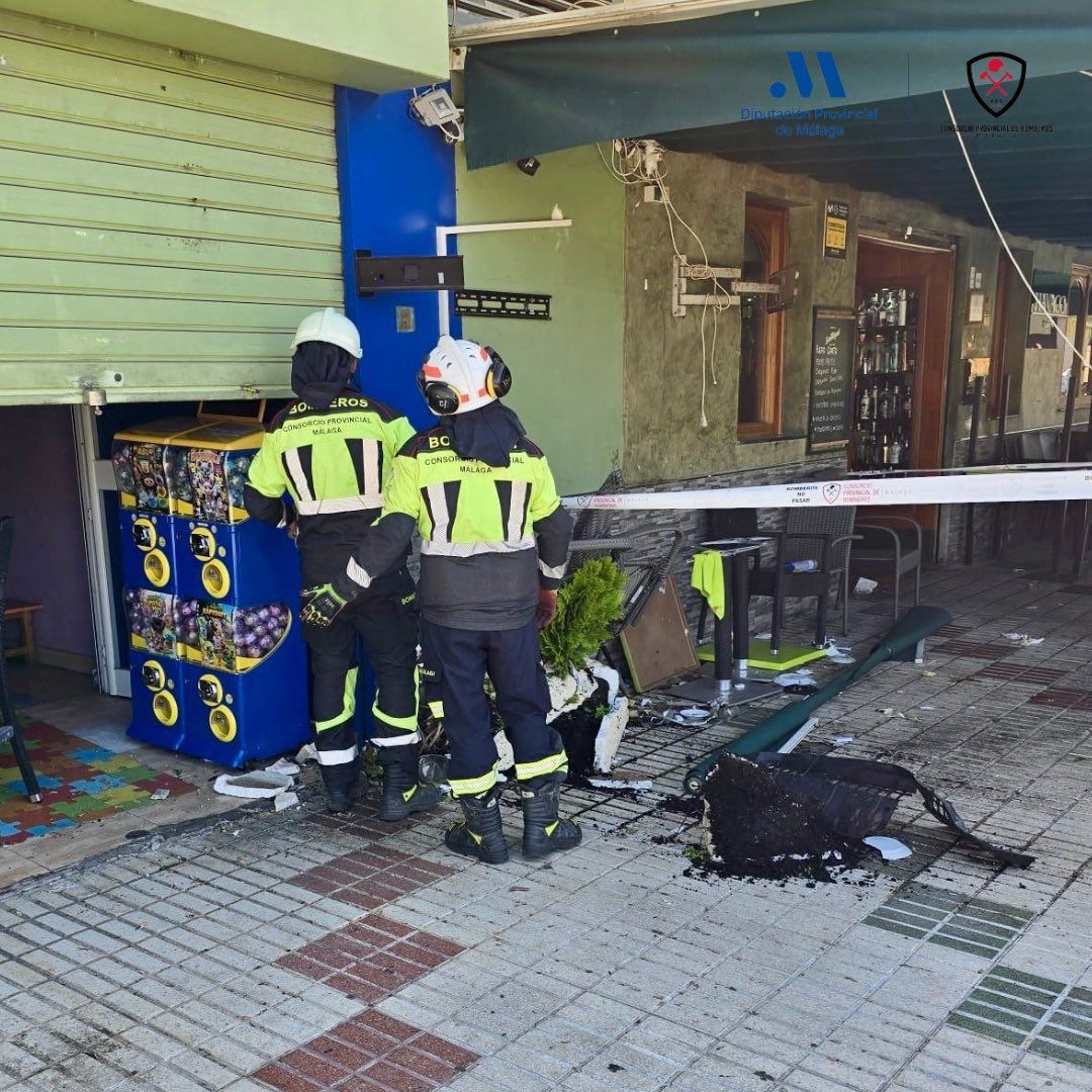 Terraza de la cafetería donde se ha estrellado un coche en Rincón de la Victoria