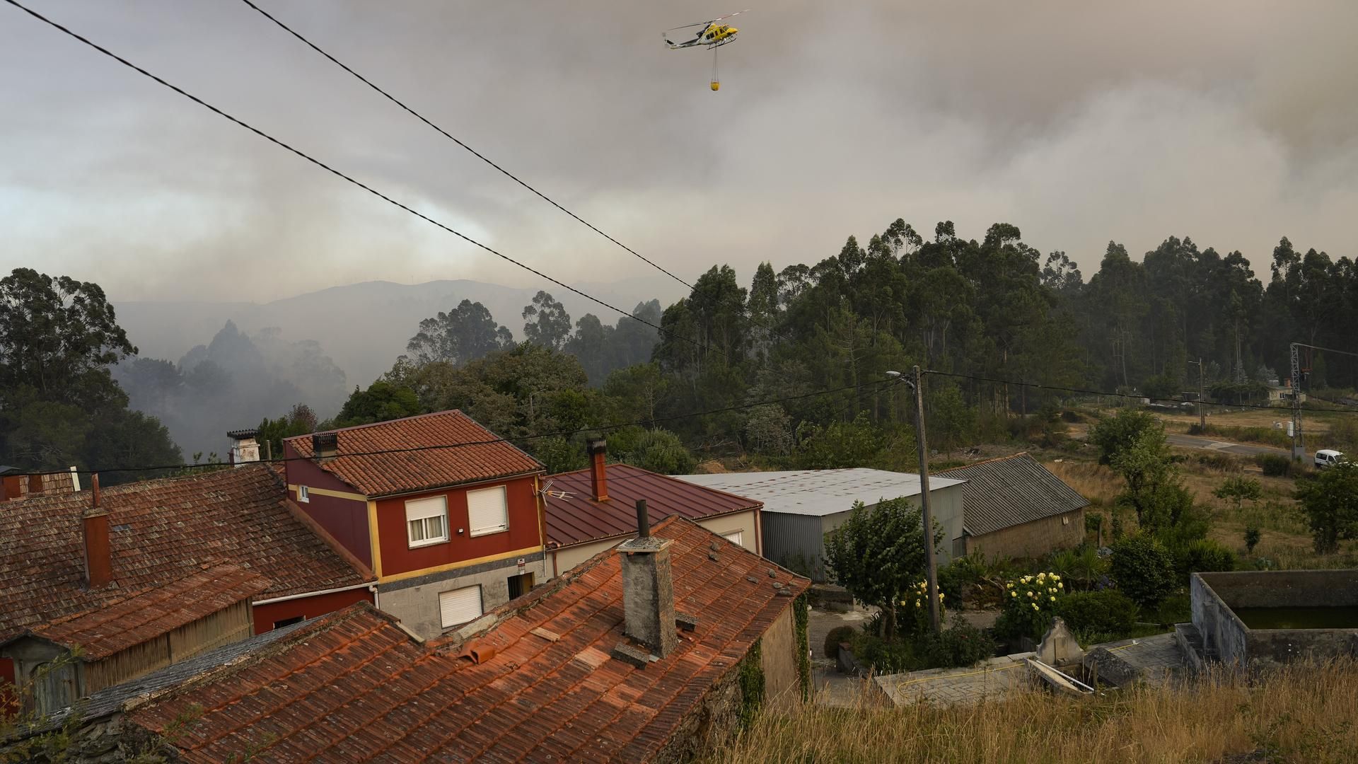 Un helicóptero colabora con las labores de extinción, en A Cañiza, Pontevedra Un helicóptero colabora con las labores de extinción, en A Cañiza, Pontevedra