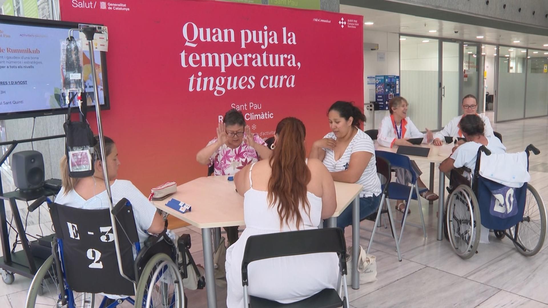Un torneo de Rummikub en el refugio climático del Hospital Sant Pau: