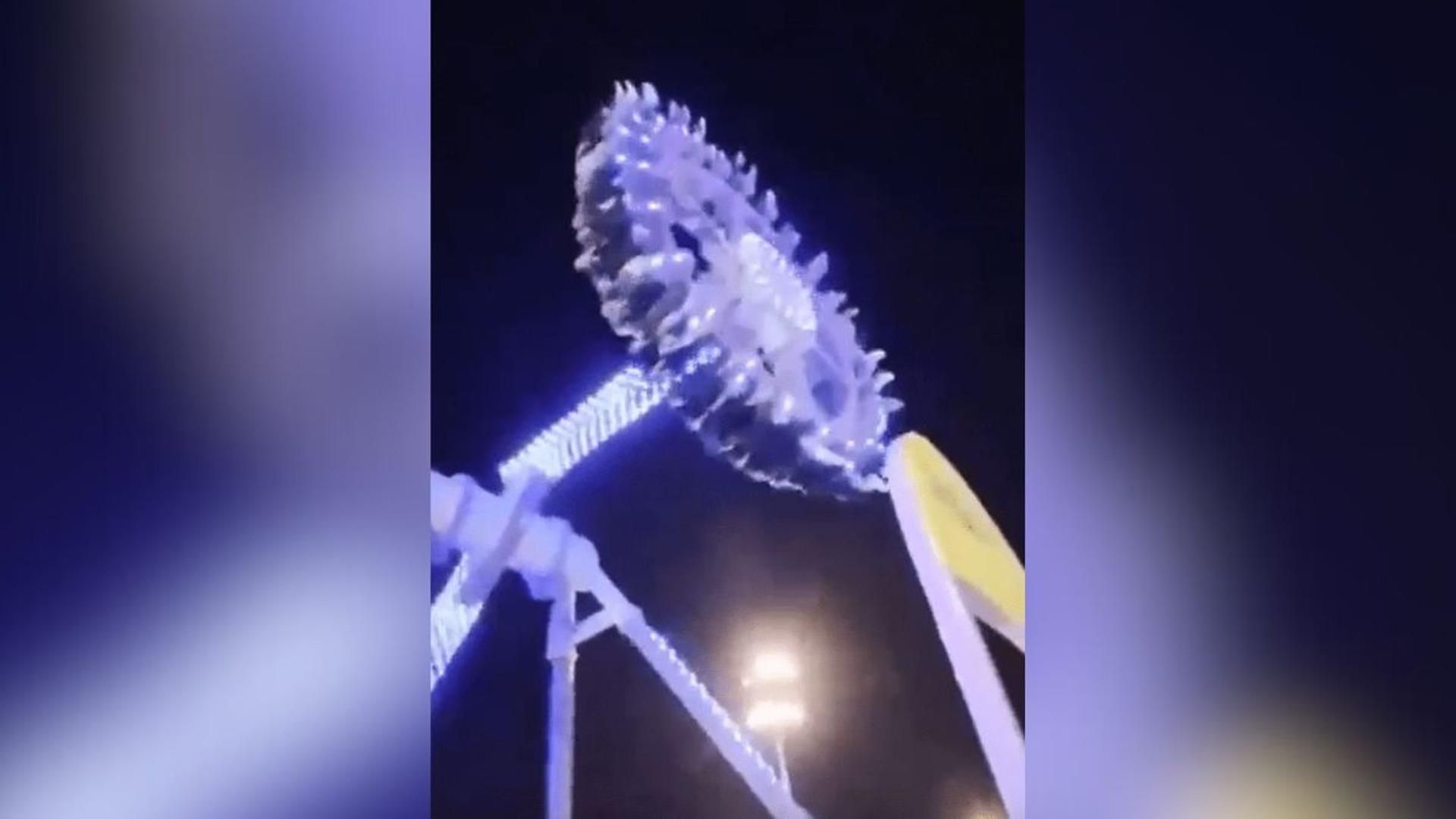 Un visitante del parque capta el momento en el que se parte el eje central de la atracción 'Péndulo 360 Grados'