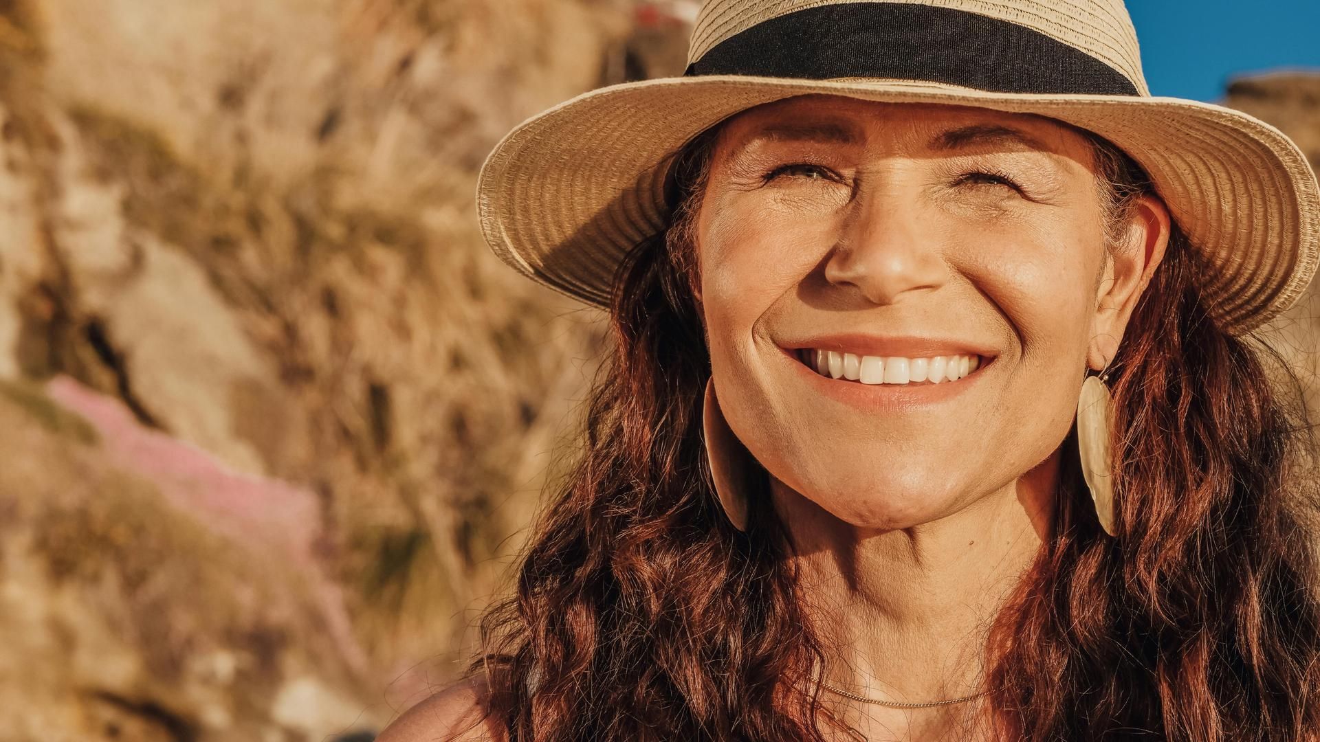 Una mujer con sombrero al sol Una mujer con sombrero al sol