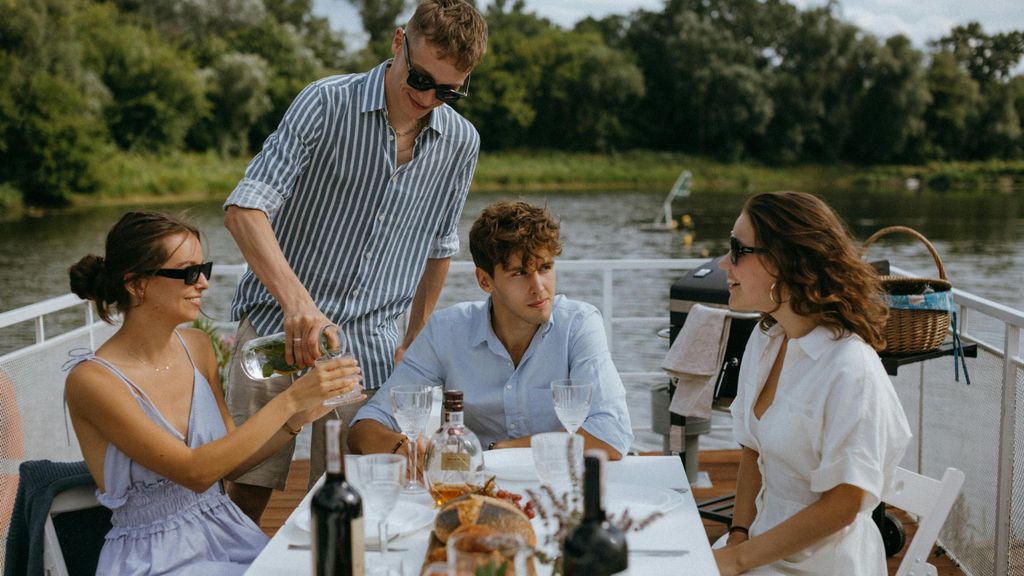 Unos amigos comiendo en verano