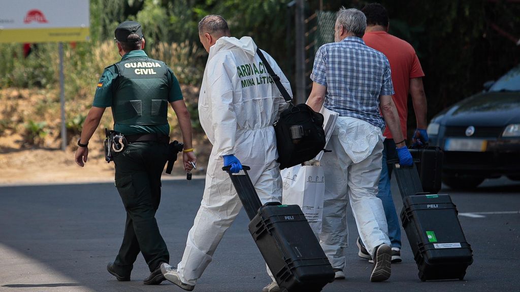 Varios agentes de la Guardia Civil trabajan en el lugar del suceso