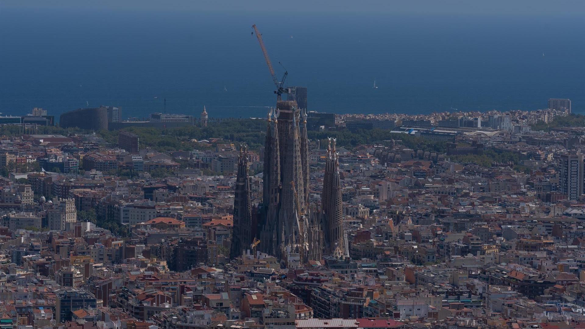 Vista panorámica de Barcelona, con La Basílica de la Sagrada Familia al fondo