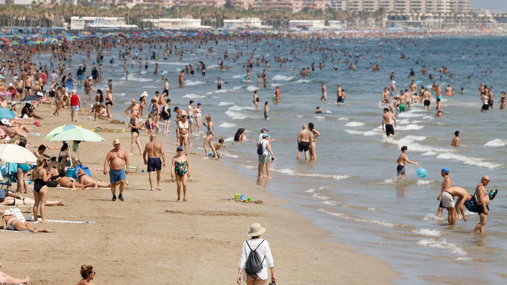 Arrancan las vacaciones para muchos ciudadanos, en plena ola de calor: comienzan las complicaciones en las carreteras