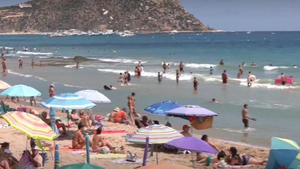 Calpe reabre al baño el tramo de la playa del Arenal-Bol clausurado por posible contaminación de aguas fecales