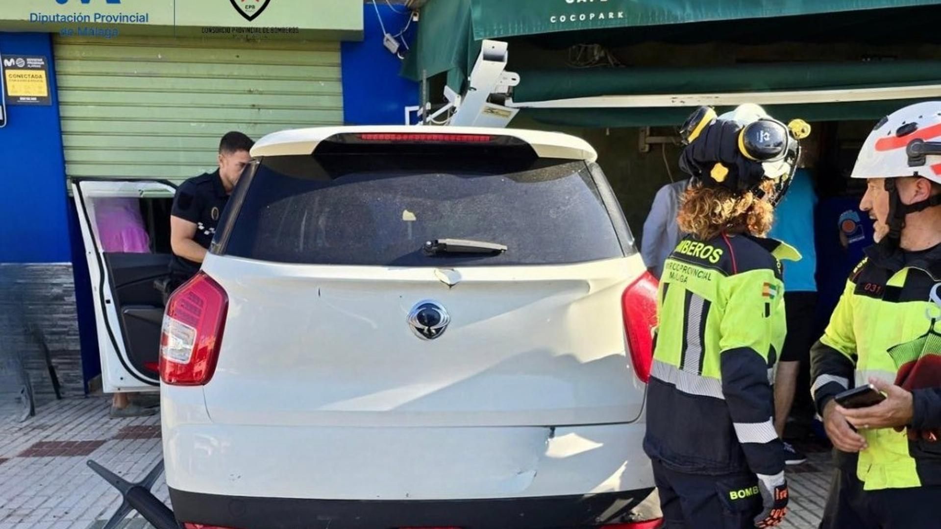 Coche estrellado en la terraza de una cafetería en Rincón de la Victoria, Málaga