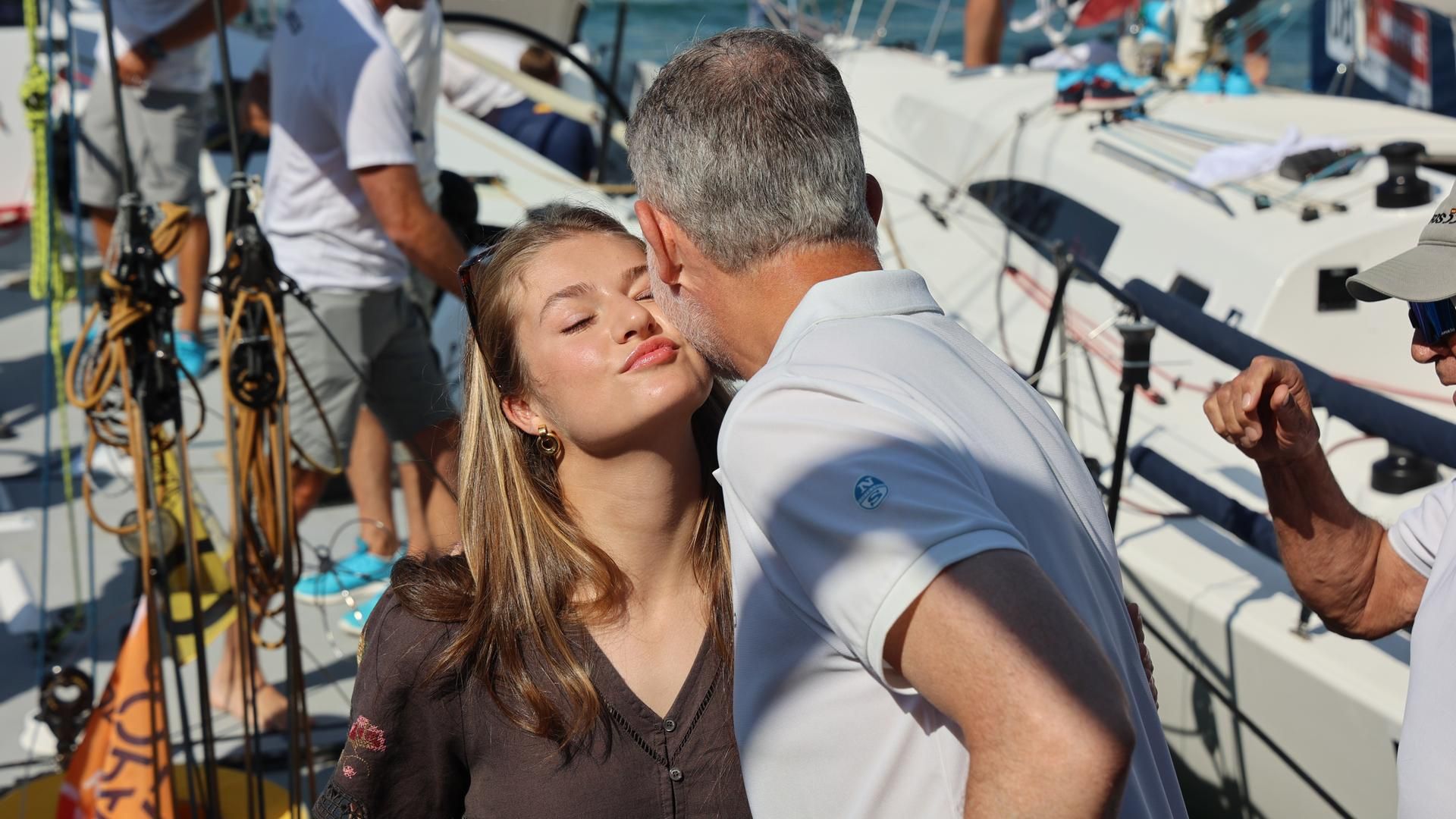 El cariñoso gesto de la princesa Leonor con al rey Felipe VI en la bahía de Palma