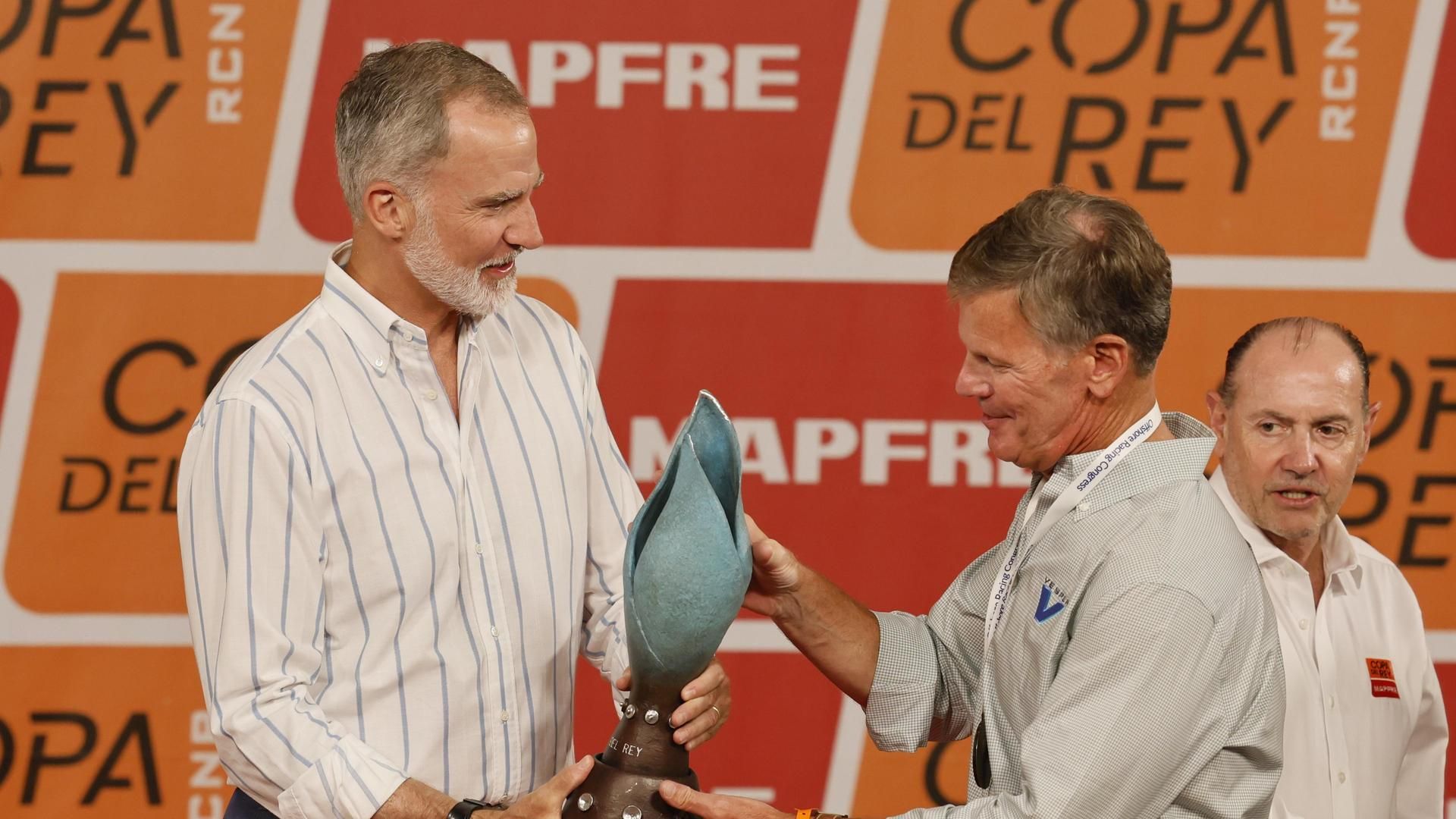 El Rey entrega los trofeos de la Copa del Rey-Mapfre de vela
