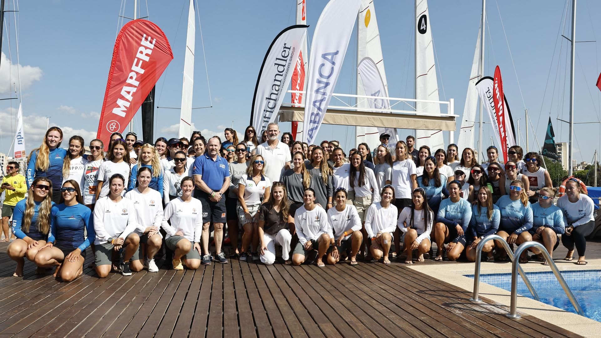 - El rey Felipe VI y la princesa Leonor posan para un foto con las participantes de la Women's Cup