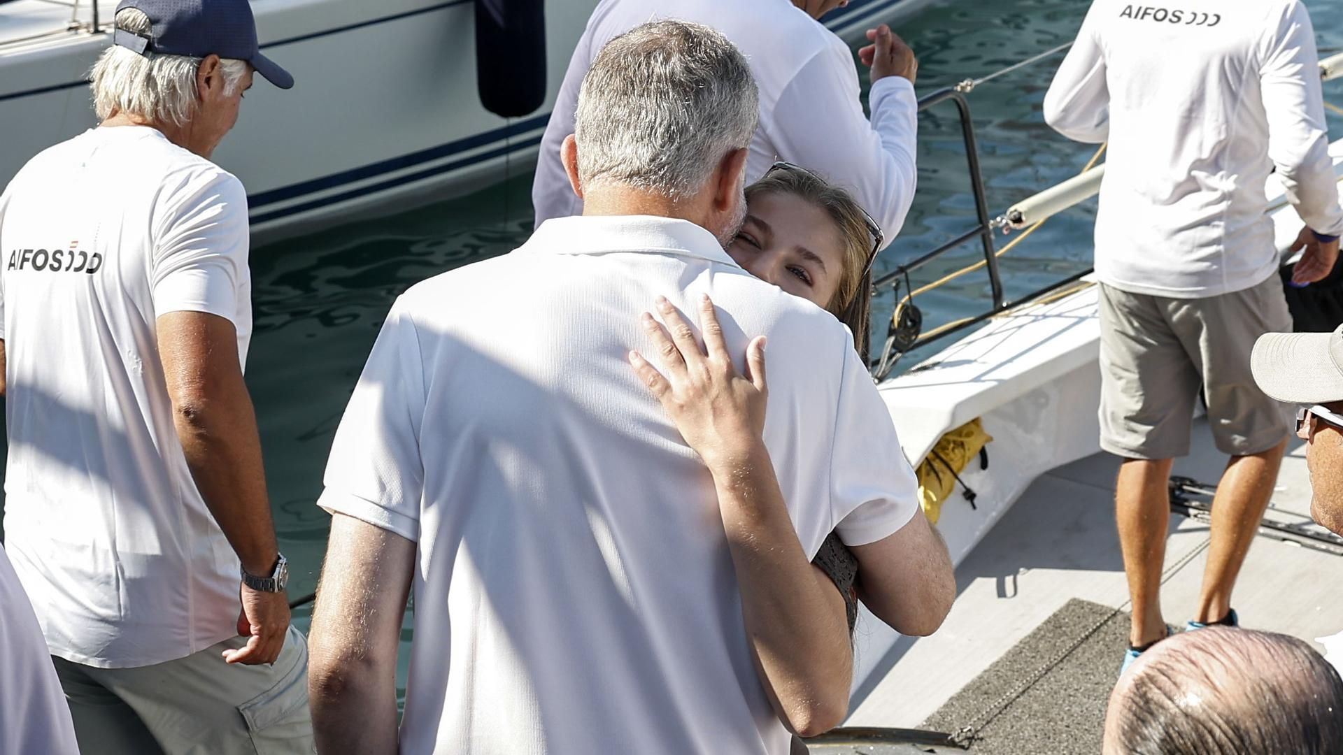 El rey Felipe VI y la princesa Leonor se abrazan en el Club Náutico de Palma