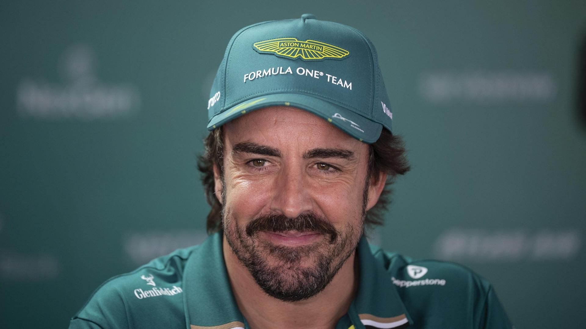 Fernando Alonso sufre una lesión muscular en la espalda: "Una persona normal pasaría dos semanas sentada"
