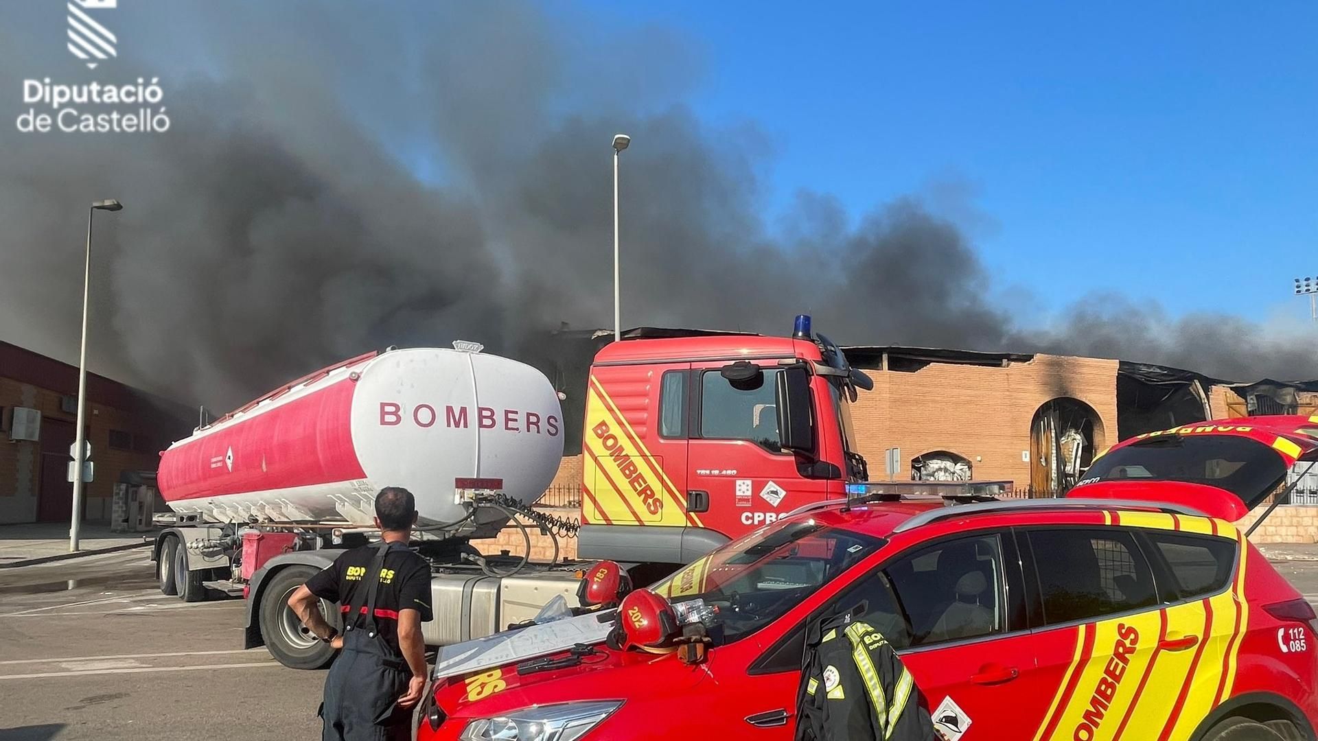 Gran columna de humo en incendio en conservera en Vinaroz