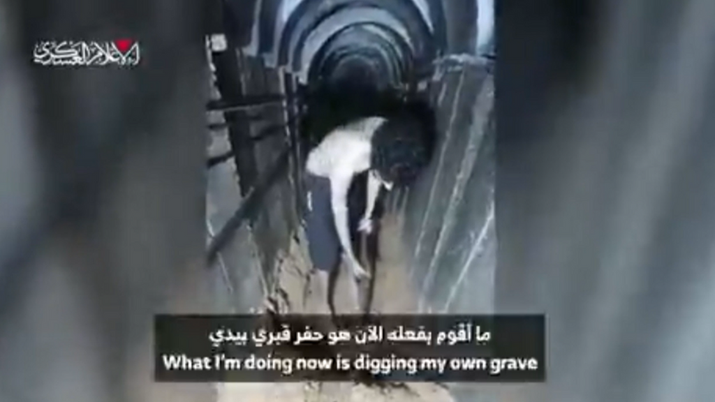 Hamás difunde un vídeo del rehén Evyatar David, cavando "su propia tumba" en Gaza