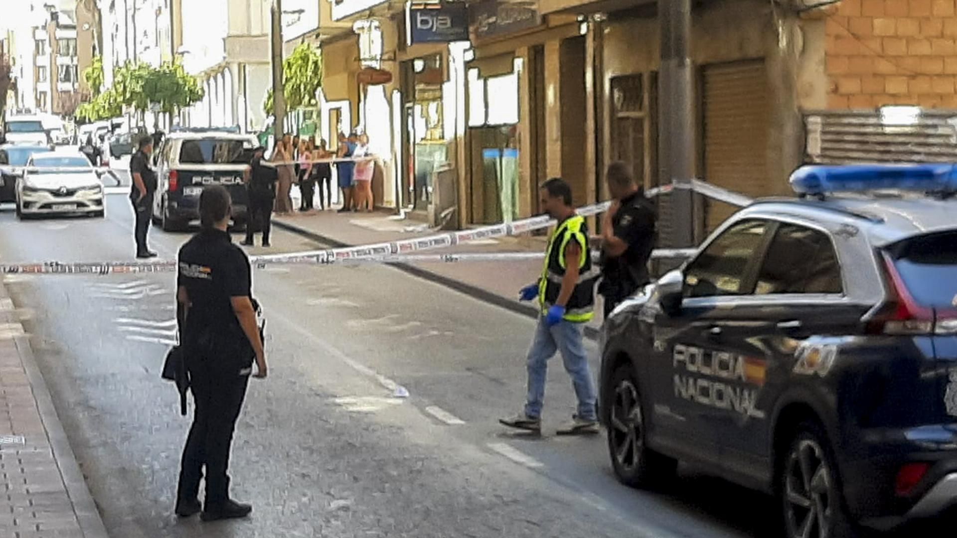 La Policía Nacional acordona la zona donde se ha registrado un tiroteo en Lorca