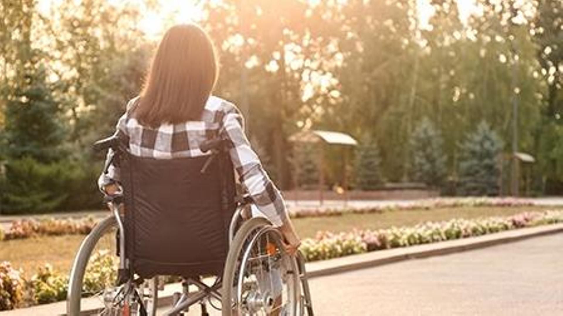 Mujer silla de ruedas