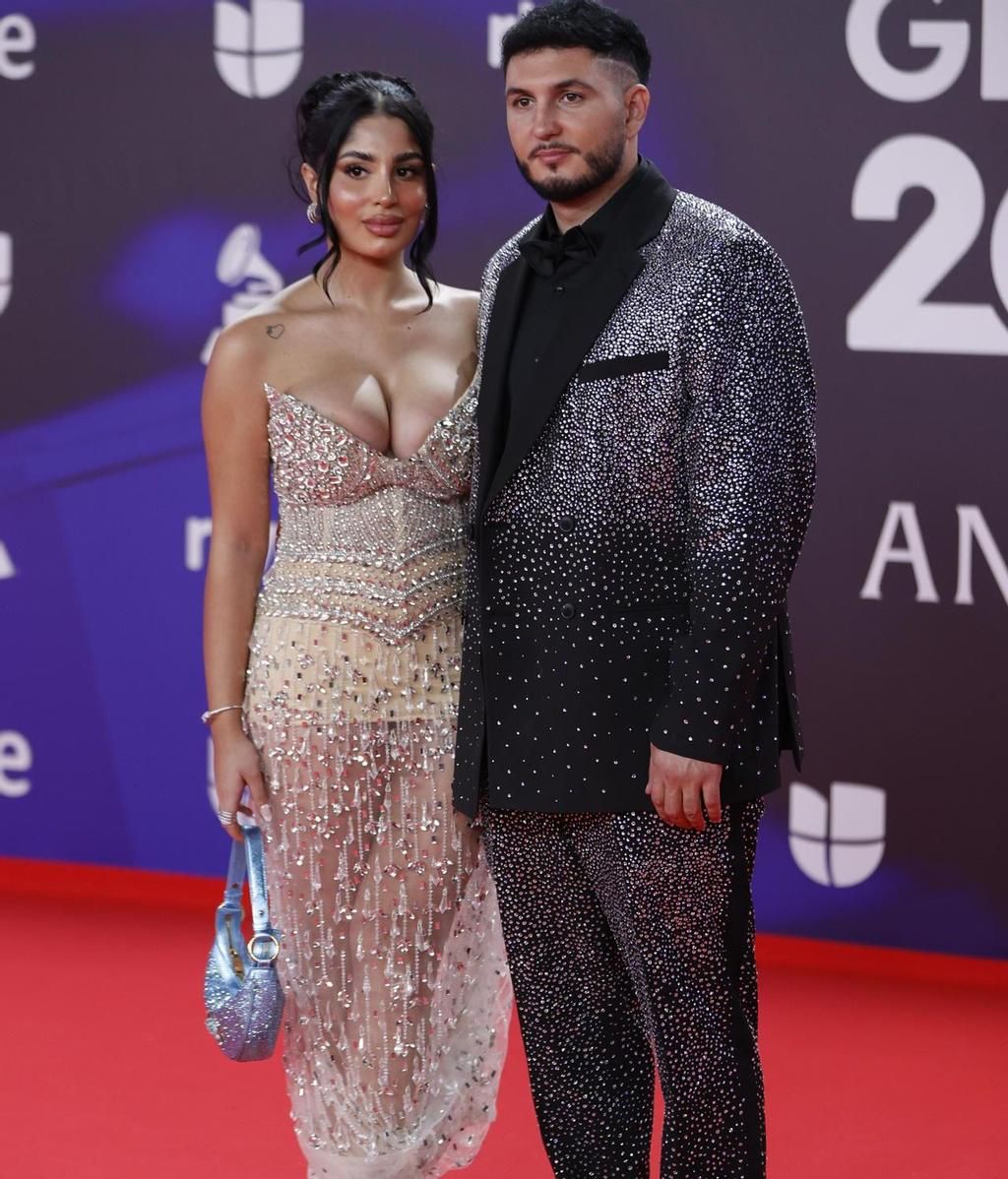 Omar Montes luciendo el esmoquin de Tamara Press en los Latin Grammy