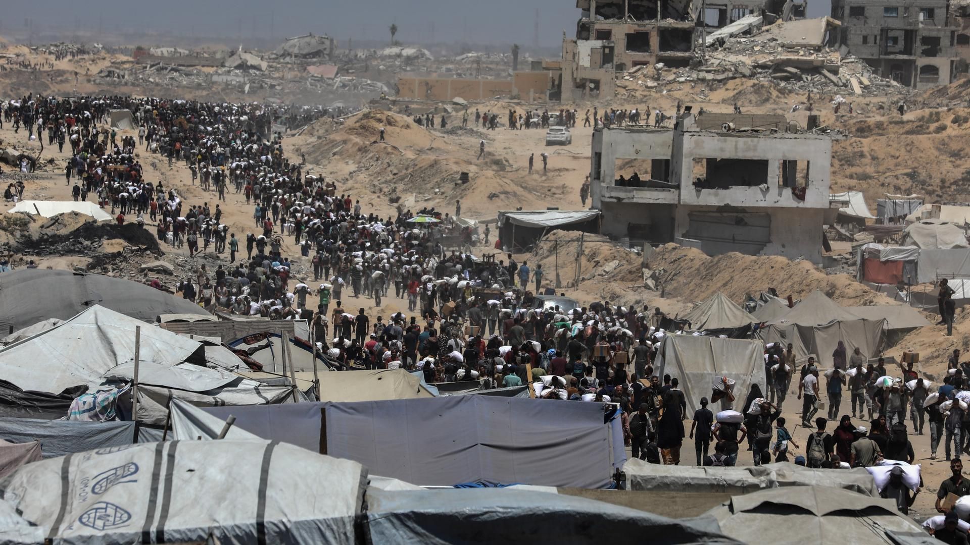 Palestinos en busca de ayuda humanitaria en la Franja de Gaza